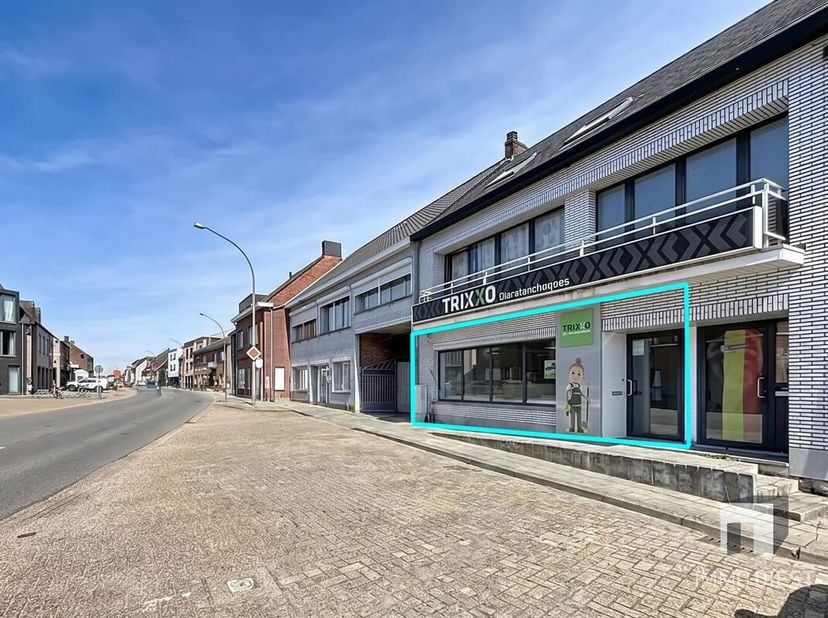 Ontdek deze uitnodigende commerciële ruimte in het hart van Veerle, ideaal voor ondernemers die op zoek zijn naar een moderne werkplek. <br />
Dit pan