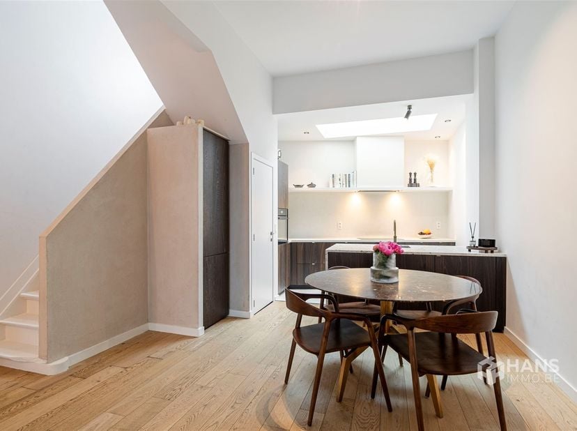 Un charme unique, une rénovation haut de gamme et un emplacement exceptionnel : cette maison de ville pleine de caractère a tout pour plaire. Située d