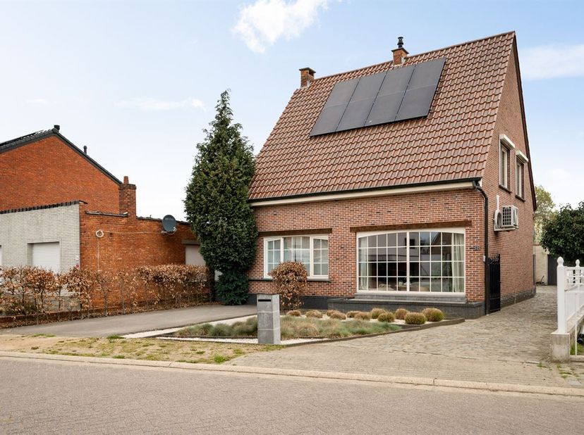 Deze woning bevindt zich aan de rand van het centrum, waardoor alle nodige voorzieningen, evenals de autostrade en het openbaar vervoer, vlot bereikba