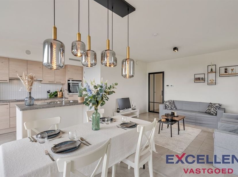 Ontdek de weelde en pracht van dit recent appartement, gelegen in centrum Deinze, vlakbij het station en alle invalswegen en voorzien van alle moderne