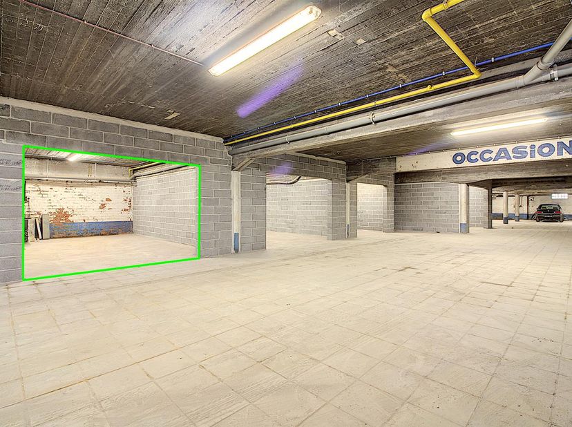 Composition :<br />
<br />
Garage de 35m² avec accès au bâtiment par une porte motorisée et sécurisé par digicode,<br />
Porte manuelle privative à l'