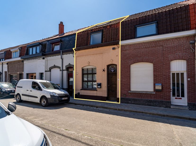 Op een zeer rustige ligging in een eenrichtingsstraat te Moen (Zwevegem) treft u deze gezinswoning aan. Op slechts een boogscheut van het centrum, als