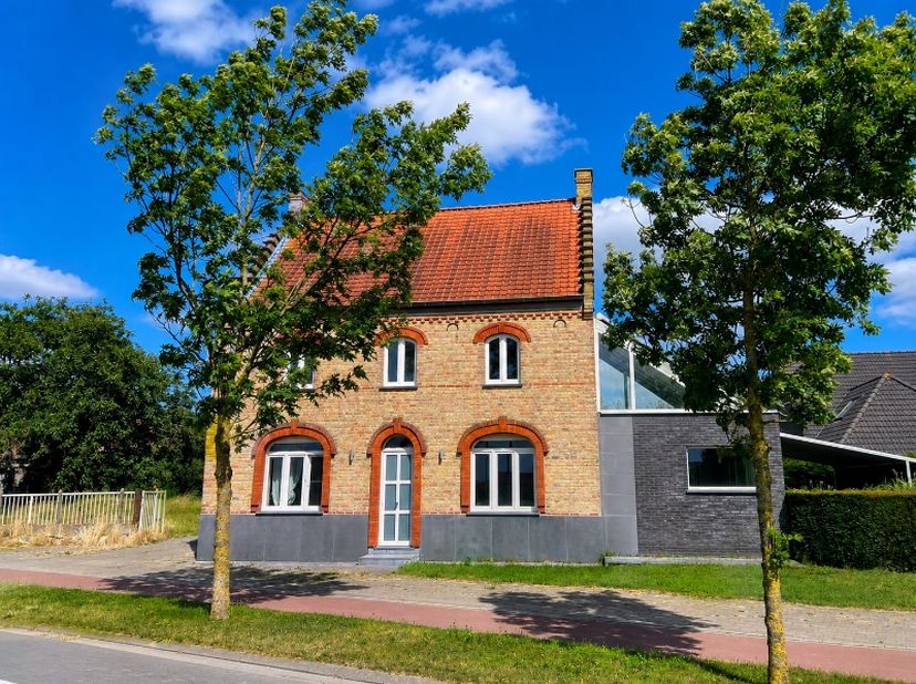 omvattende een mooie en klare living, hobbyruimte/open mezzanine meegaand met de living, volledig ingerichte moderne open keuken, badkamer op het geli