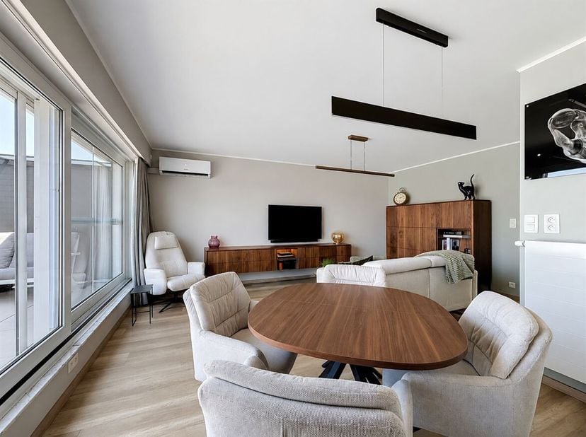 Dit aangename dakappartement is gelegen op de bovenste verdieping van een verzorgd gebouw aan de Bisschoppenhoflaan in Deurne. Dankzij de centrale lig