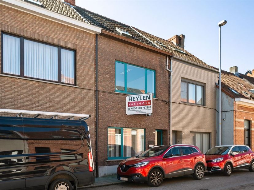 Te renoveren gezinswoning met 3 slaapkamers, tuin en garage<br />
Gelijkvloers<br />
Via de inkomhal betreedt u de woning. Op het gelijkvloers bevindt