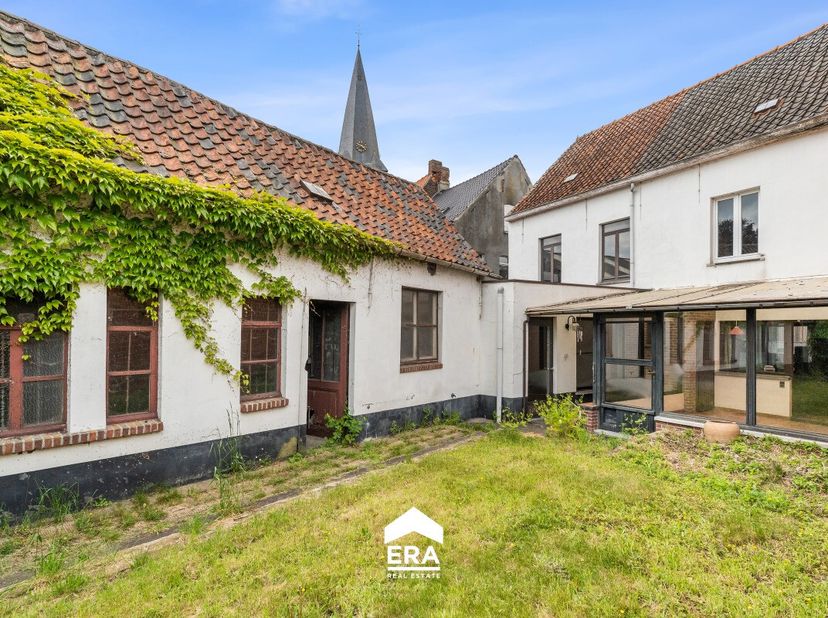 Op een ruim perceel van maar liefst 1.104 m² bevindt zich deze halfopen handelszaak met woonst, centraal gelegen in de dorpskern van Zomergem. Een eig