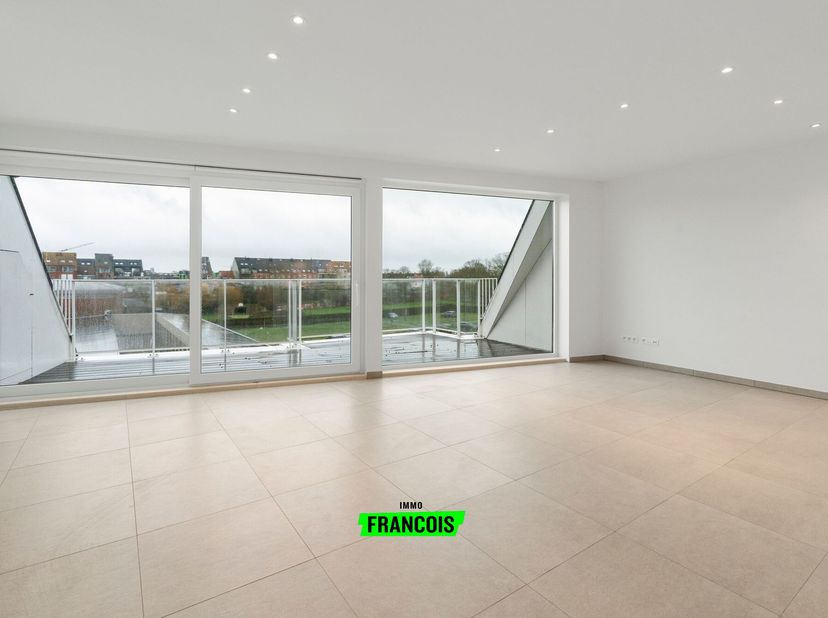 Gelegen in de J. Van Maerlantstraat in Blankenberge bevindt zich deze prachtige duplex in Residentie VAN MAERLANT. Dankzij de gunstige ligging vlakbij