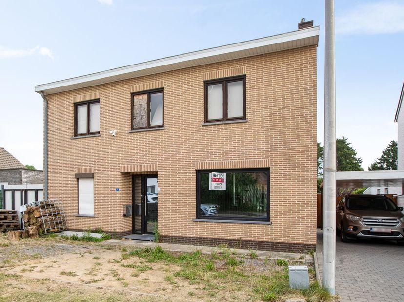 Verder af te werken woning op uitzonderlijk perceel van 2.427 m² in Lanaken<br />
<br />
Bent u op zoek naar een woning die u volledig naar eigen sm