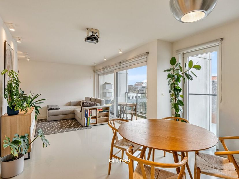 Dit instapklaar 2-slaapkamer appartement heeft door zijn indeling en zijn uitzicht op het water een groots gevoel.<br />
De epoxyvloer en overige mate