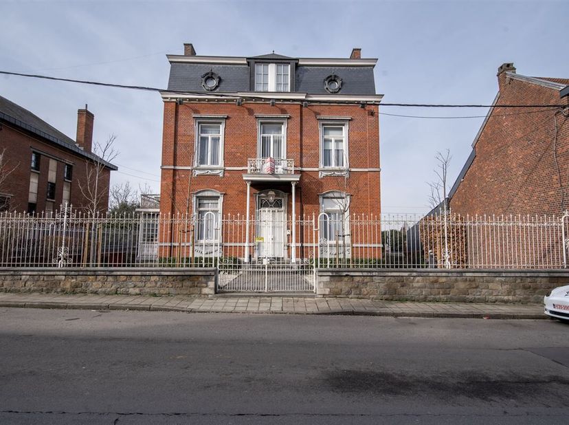 Située à Wandre, à quelques minutes à peine du centre de Liège, proche de la E25 vers Maastricht, cette spacieuse maison de Maître propose sur environ