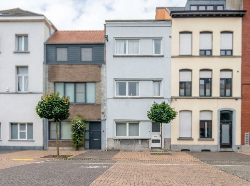 Dit gelijkvloerse appartement in de Stationsstraat in Mechelen ligt op wandelafstand van het station en het historisch centrum.<br />
Volledig instapk