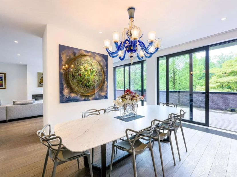 Victoire Junot presenteert u dit uitzonderlijke penthouse in Ukkel, op een steenworp afstand van het Zonnelaanbos.<br />
Deze unieke woning heeft een