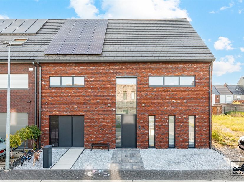 Bent u opzoek naar een woning met veel ruimte, voorzien van alle moderne comfort en waar u onmiddellijk jouw thuis van kan maken? Twijfel dan niet lan