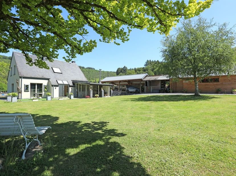 Zeer aangename eigendom op een terrein van 2597 m², ligt aan de rand van het dorp Alle-sur-Semois, deelgemeente van Vresse-sur-Semois<br />
Bestaat u