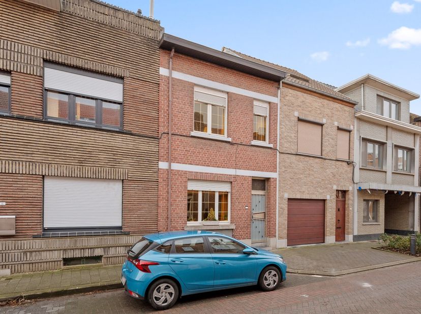 Deze rijwoning in Tienen is een ideale gezinswoning. Met een ruime tuin op het zuiden en een gezellig terras, is er voldoende ruimte om van het buiten
