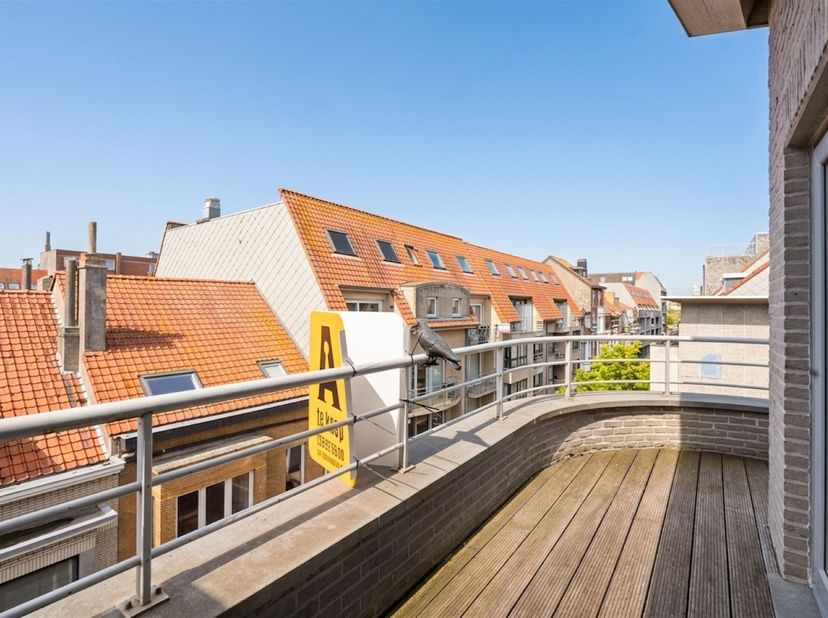 Instapklaar duplexappartement met zonneterras op toplocatie in Bredene<br />
<br />
Op zoek naar een ruim en lichtrijk appartement vlak bij zee? Dit u