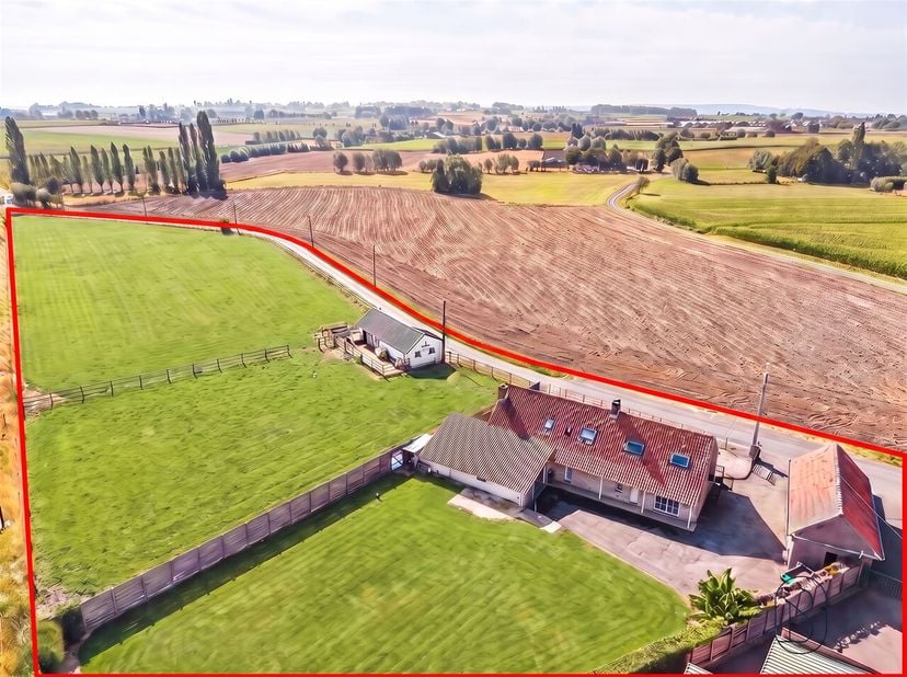 Bienvenue dans cette magnifique propriété rurale située au coeur verdoyant d'Anzegem. Cette ferme de caractère allie à la perfection charme authentiqu