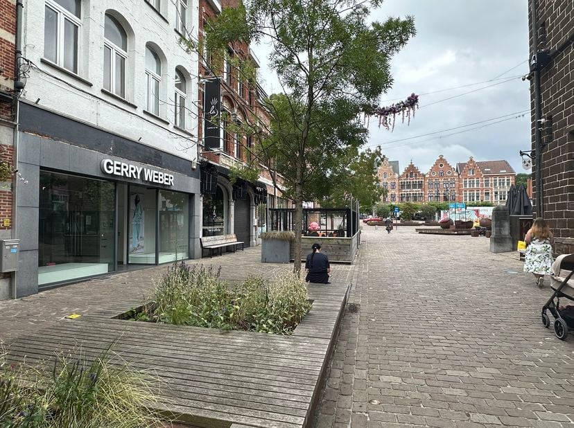Rez-de-chaussée commercial à louer  Th. De Beckerstraat 3, Aarschot  Situé au cur de la principale rue commerçante dAarschot  où lon retrouve des ense