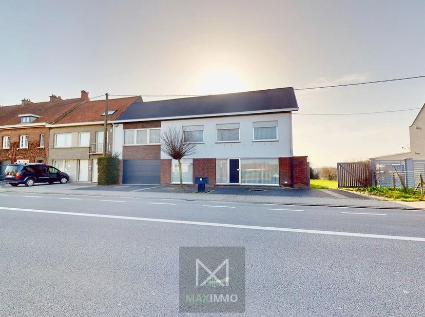 Te koop in Rekkem – Instapklare halfopen bebouwing met dubbele garage, atelier, zonnige tuin én thuiswerkmogelijkheden<br />
<br />
<br />
Bent u op z
