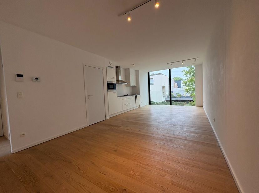 Dans le prestigieux projet de construction Greenkaai (2022), se trouve cet appartement moderne et lumineux d'une chambre avec terrasse. Situé dans un