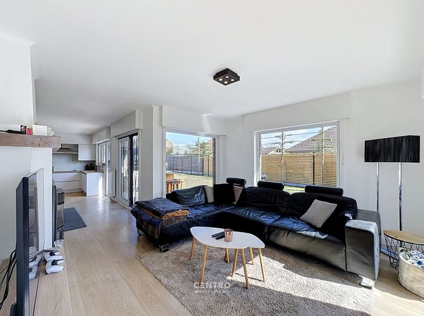 Instapklaar wonen op TOPlocatie te Blankenberge! Een villa met o.a. 2 slaapkamers op het gelijkvloers, tuin met ZUIDgericht terras en parkeergelegenhe