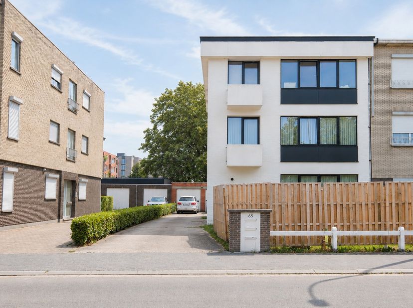Dit gelijkvloers appartement maakt deel uit van een kleinschalige residentie, gelegen nabij het centrum van Sint-Niklaas en diverse faciliteiten (scho
