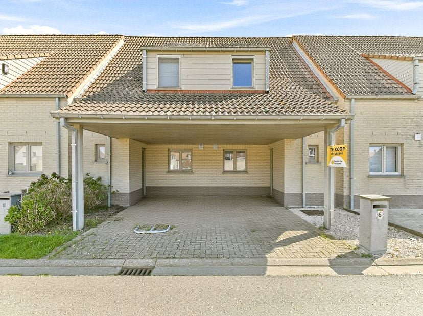 Deze recente gesloten bebouwing biedt een aangename combinatie van comfort, ruimte en een praktische indeling. Op het gelijkvloers bevindt zich een li