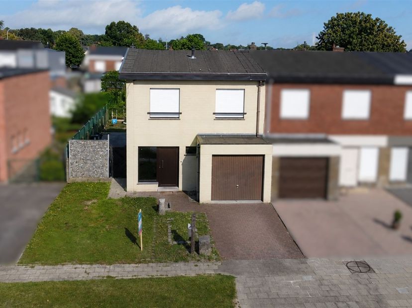 Bienvenue au 45 Kollegelaan à Harelbeke, une maison semi-ouverte à l'agencement pratique, dotée d'une installation électrique conforme et bénéficiant