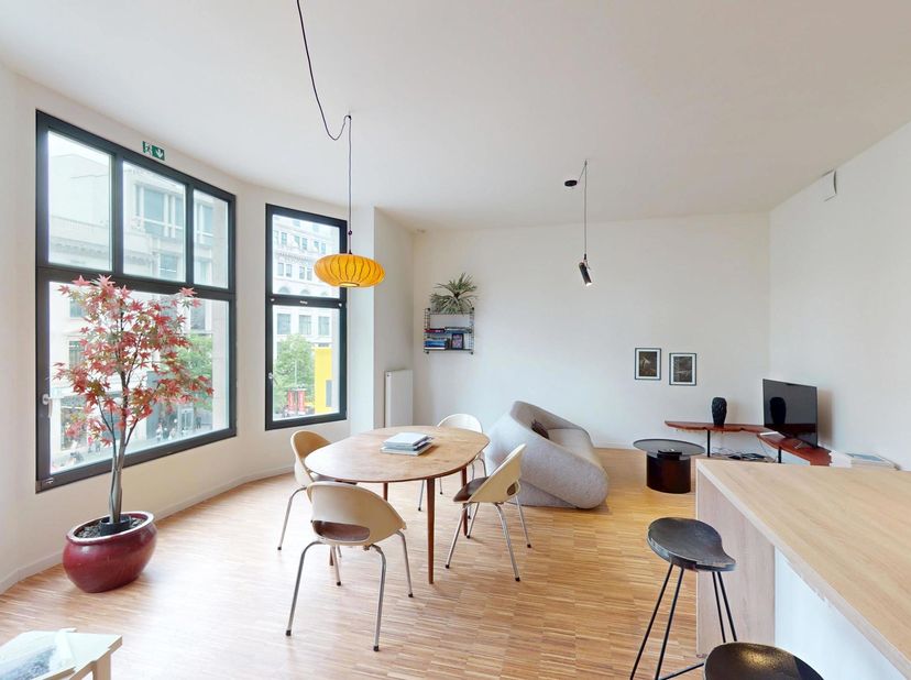 Cet appartement combine un agencement compact et pratique avec une terrasse particulièrement spacieuse. Via le hall d’entrée, on accède au séjour avec