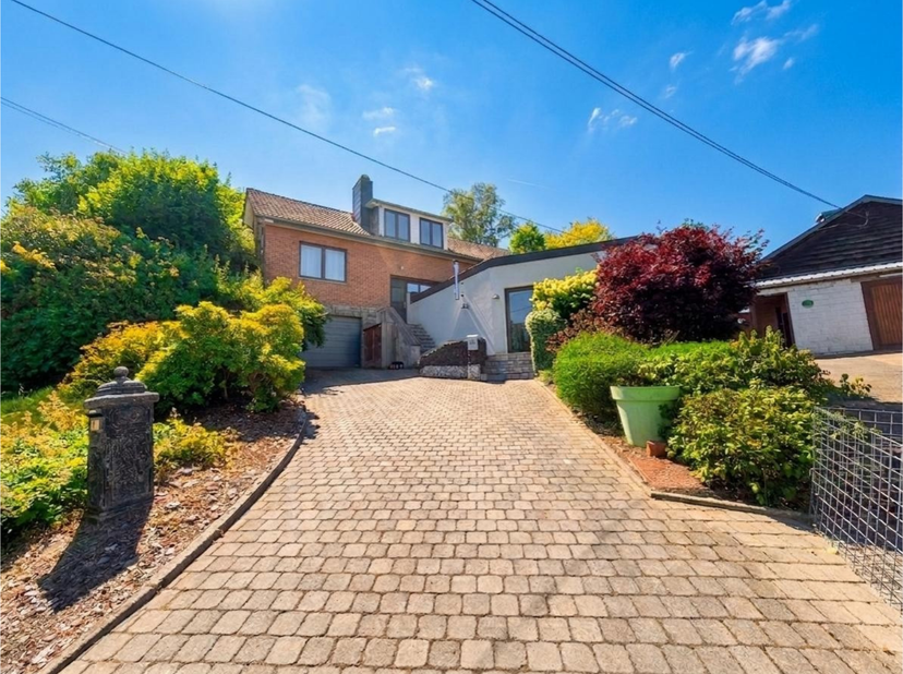 APPARTEMENT de ± 89,5m²<br />
- Séjour ouvert avec cuisine équipée et poêle à pellets de ± 42m² sur carrelage, <br />
- Chambre de ± 12m² sur carrelag