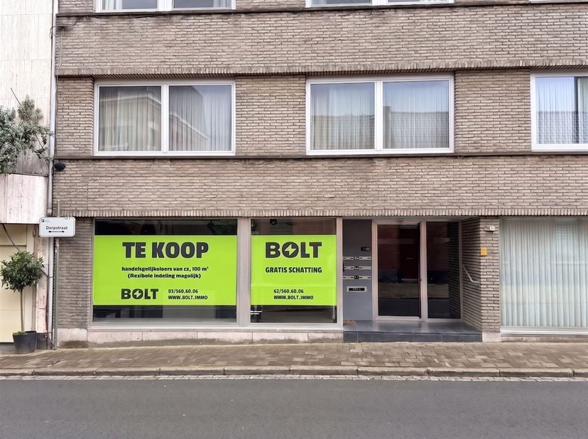Rez-de-chaussée commercial d'environ 100 m² avec une grande vitrine à vendre dans le centre de Burcht.<br />
Ce bien, bénéficiant d'un emplacement com