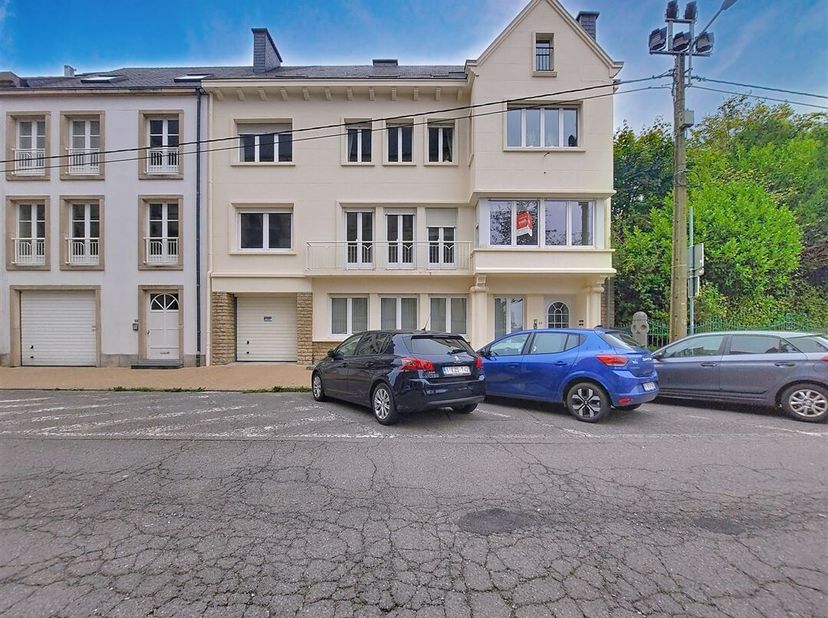 W Immobilière vous propose à Arlon un appartement plein de charme dune superficie de 139m², idéalement situé au centre ville, dans un quartier résiden