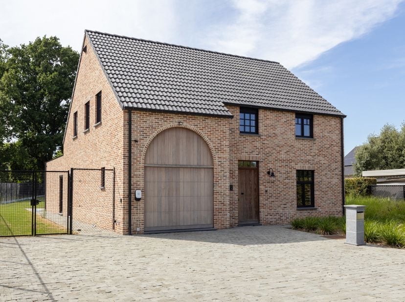 Zeer recente en ruime gezinswoning met grote tuin – ideaal gelegen in Steenokkerzeel<br />
Deze zeer recente en uitstekend gelegen woning in Steenokke