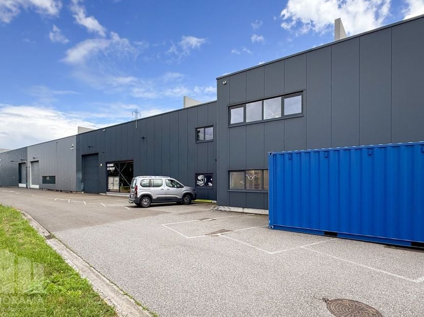 Instapklare KMO-unit van 665&amp;nbsp;m² op een strategische locatie in Puurs.<br />
<br />
De unit omvat 390 m² magazijnruimte&amp;nbsp;aangevuld met een mez