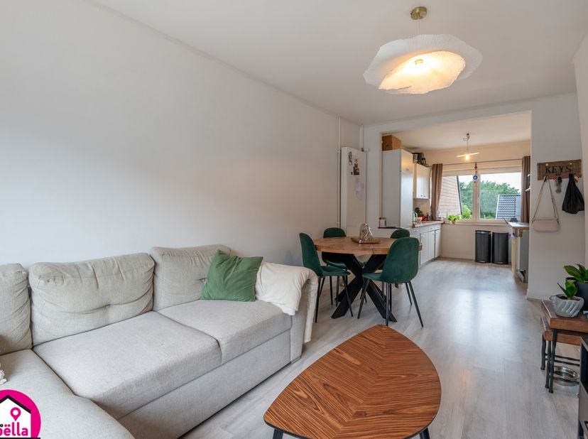 Te koop: zeer ruim appartement in een kleine residentie met 3 appartementen, met 3 slaapkamers.<br />
Dit ruime appartement bevindt zich op de tweede