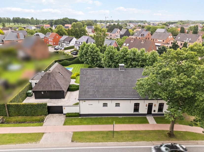 De Witte Hoeve | Tijdloze luxe en uitzonderlijk vakmanschap<br />
Aan de Hoogstraatsesteenweg in Rijkevorsel bevindt zich De Witte Hoeve, een uitzonde