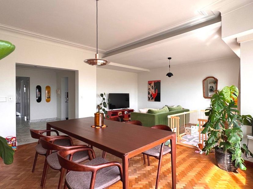 Lumineus art deco appartement: authentieke kolomradiatoren, marmeren vloeren, massief visgraatparket en moluren. Uitstekend gelegen dichtbij alle inva