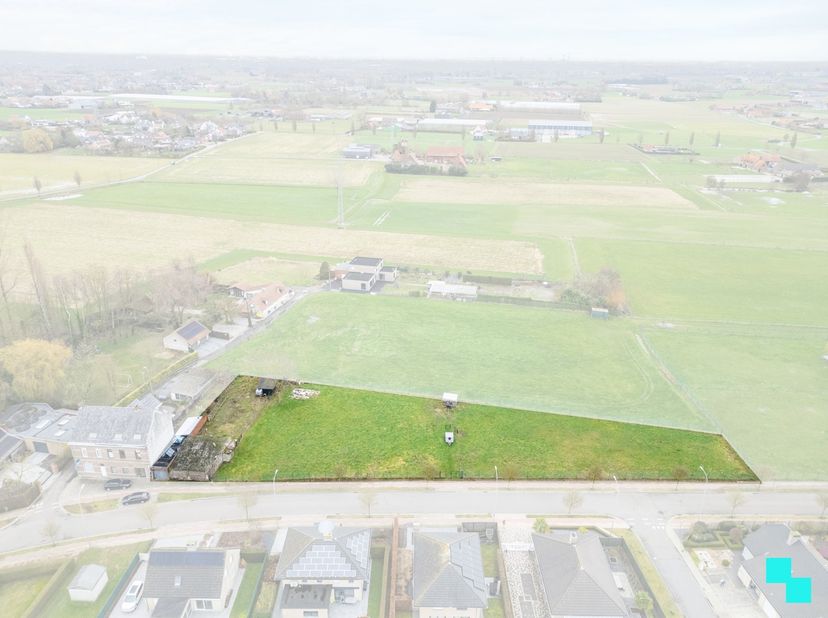 Gelegen in de gegeerde Bosmolens te Izegem vinden we deze bouwgrond van maar liefst 2.535m². Deze buurt kent verschillende leuke troeven zoals o.a. de