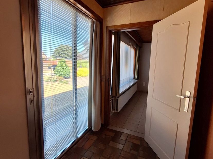 Deze half open bebouwing te Hechtel bestaat uit een inkomhal, living, keuken, toilet, badkamer, 2 slaapkamers en een tuin met terras.<br />
<br />
Er