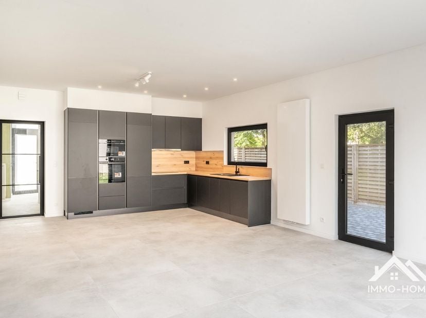 Deze volledige gerenoveerde woning met zonnepanelen is een perfecte buitenkans voor wie op zoek is naar een instapklare moderne woning, voorzien van a