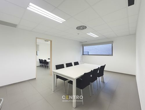                                         Espace de bureaux à louer à Knesselare, € 330
