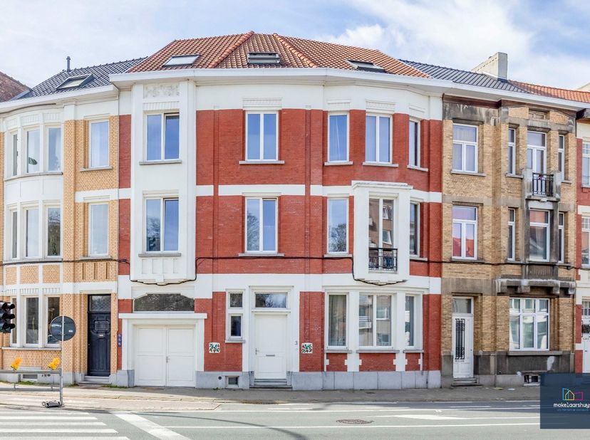 Deze op heden goed onderhouden unieke opbrengsteigendom wordt verhuurd onder de vorm van een co-housingcontract. Hier wonen 9 huurders samen met een g