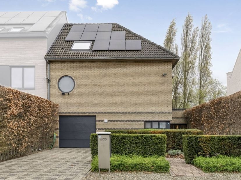 Cette maison kangourou avec 5 chambres, 3 salles de bains et un jardin facile d'entretien à vendre est située à l'adresse suivante : Gaston Fabrélaan