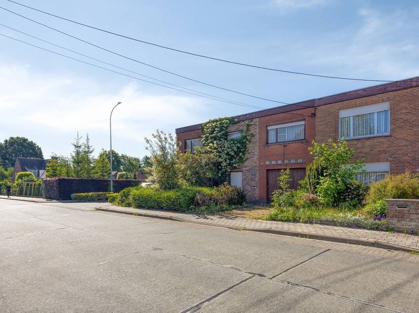 Cette maison familiale de cinq chambres bénéficie d'un emplacement privilégié dans un quartier verdoyant et calme près de Roeselare. Les écoles, les m