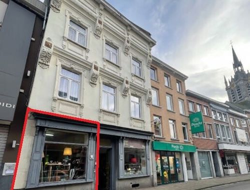                                         Rez-de-chaussée commercial à louer à Enghien, € 390
