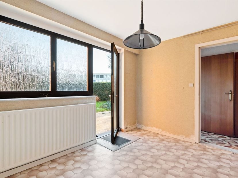Te renoveren HOB Bel-etage (162m²) met 3/4 slaapkamers, aangelegde tuin, 4 garages en 4 autostaanplaatsen op toplocatie te Edegem! <br />
<br />
<br