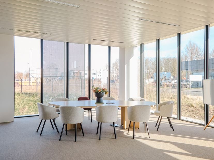 Au sein du co-working MAAGMA, nous vous proposons un magnifique bureau privatif de 35 m² meublé et très lumineux. Votre espace ne se limite pas à 35 m