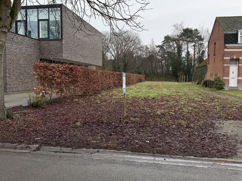 Deze grond is gunstig gelegen in een rustige straat, nabij het centrum van Grobbendonk en de oprit E313. Na het verkrijgen van een stedenbouwkundige v
