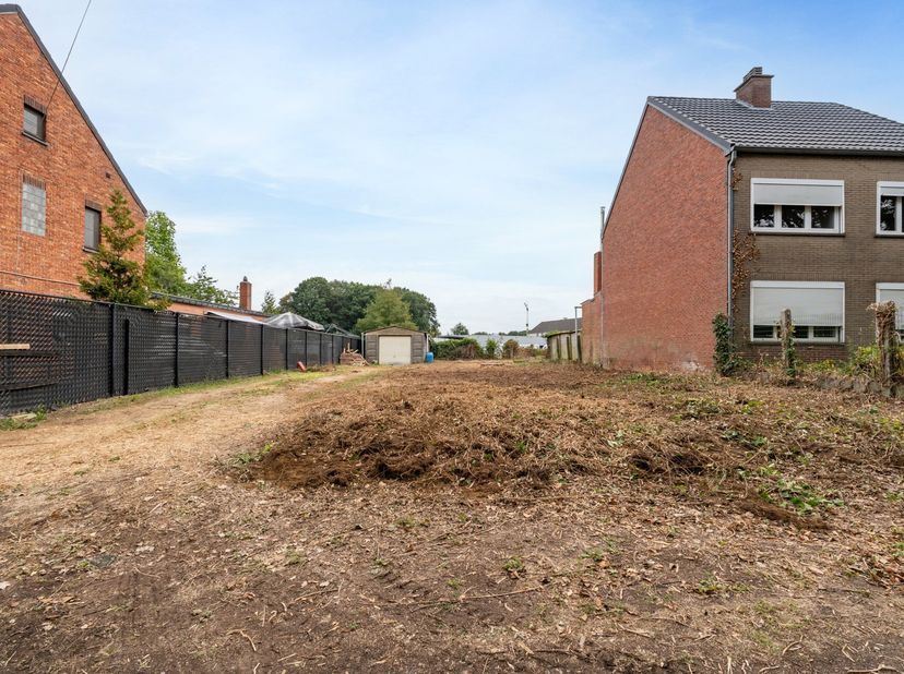 In de Nieuwe Hofstraat 6 te Paal, deelgemeente van Beringen, bevindt zich deze aantrekkelijk gelegen bouwgrond met een oppervlakte van 591 m², bestemd