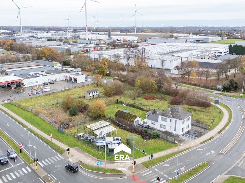 Grond in Maasmechelen met een uitstekende commerciële ligging langs de Rijksweg en vlak bij de E314. Dit perceel van 26a79ca bevindt zich langs de bel